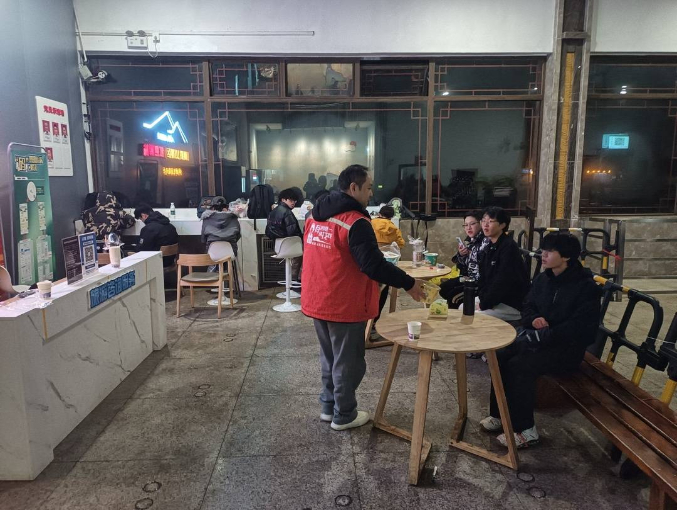 元旦节爬峨眉山返程“打挤”有游客被困山上?景区回应:无人员滞留(4) 元旦节爬峨眉山返程“打挤”有游客被困山上?景区回应:无人员滞留(4)