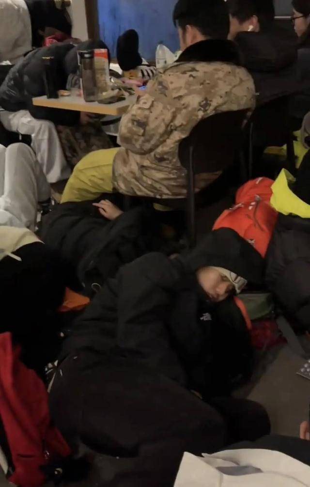 元旦节爬峨眉山返程“打挤”有游客被困山上?景区回应:无人员滞留(5) 元旦节爬峨眉山返程“打挤”有游客被困山上?景区回应:无人员滞留(5)
