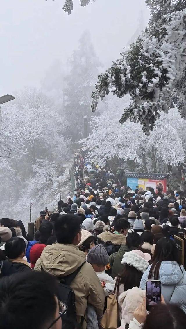 元旦节爬峨眉山返程“打挤”有游客被困山上?景区回应:无人员滞留(1) 元旦节爬峨眉山返程“打挤”有游客被困山上?景区回应:无人员滞留(1)