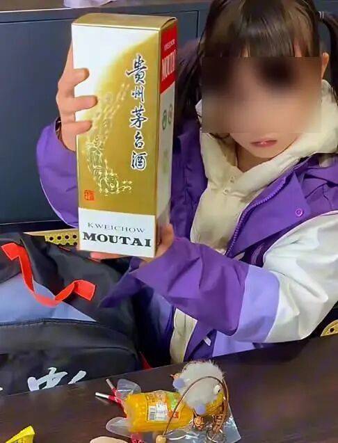 官方辟谣“小学生在跳蚤市场50元淘到茅台”,摆拍行为是否该担责?(1) 官方辟谣“小学生在跳蚤市场50元淘到茅台”,摆拍行为是否该担责?(1)